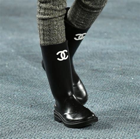 botas de agua chanel|Las botas de agua de Chanel: un icono del pasado .